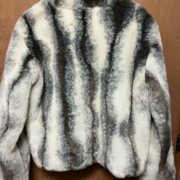 VON SAKEN FUR JACKET SZ. M LIKE NEW, VERY WARM, WEAR ANYWHERE LQQK. - Picture 5 of 14